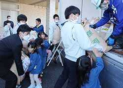 JA職員らともにトラックにお米を積み込む園児