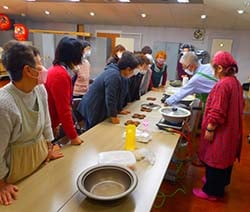 講師から説明を受ける参加者