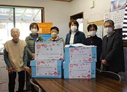 利用者にタオルなどを寄贈した女性部役員ら