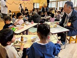 園児と交流する参加者ら（長野県飯田市で）