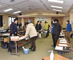 メーカーから説明を受ける生産農家