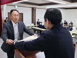 長野県知事賞を受賞し、表彰状を受け取る中村さん