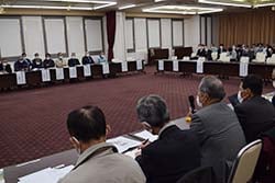 法人運営について活発に意見を交わす組織代表者ら