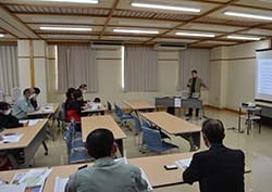 直売所の直面する問題を確認する講演の様子