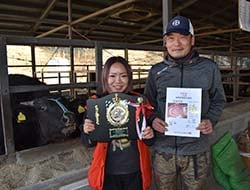 最優秀賞を受賞した唐沢祐輔さん（右）と妻の和花奈さん
