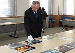 作品を審査する浅沼組合長