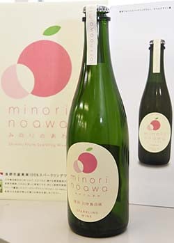 2023年度産果汁を使ったモモスパークリングワイン