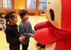 焼きイモを受け取る園児たち