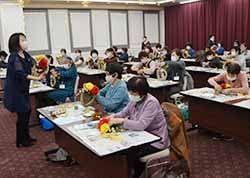 おしゃれなしめ飾りをつくる様子