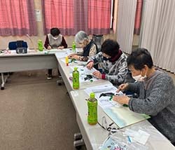 干支の折り紙をつくる部員