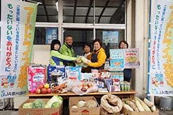 集めた品物を部員から富士見町社会福祉協議会に手渡した