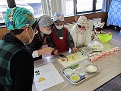 カップケーキを作る参加者