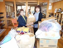 古布を寄付する久保町子支会長