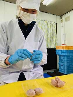 丁寧に匠の頂を出荷作業をする矢野さん