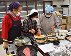 南信州牛を使った料理をする参加者