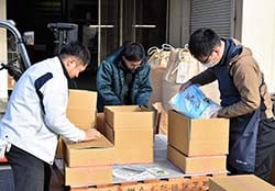 箱詰め・発送準備をする職員
