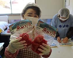 「赤かぶ漬」を手にする従業員
