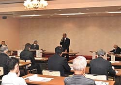 市場からの販売情勢に耳を傾ける参加者