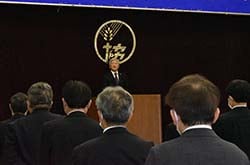 挨拶する千國茂組合長（中央）