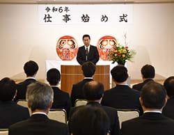 「組合員・地域のための事業運営」へ抱負を述べる栗林組合長
