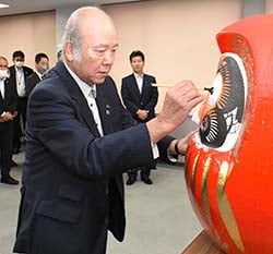 だるまに目を入れる宮澤組合長