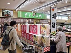福箱を買い求める来店客