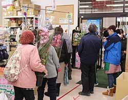 初売りでにぎわう店内