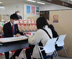だるま貯金に訪れた来店者
