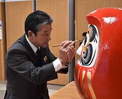決意を込め目入れを行う寺沢組合長