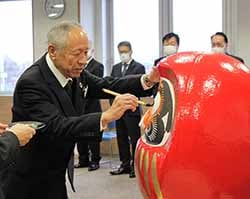 だるまに目を入れる浅沼組合長