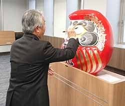 だるまに目を入れる北沢組合長