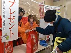 福袋を受け取った来場者（右）と後藤センター長