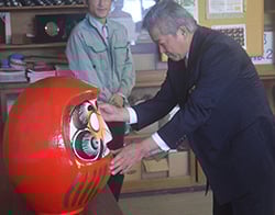 だるまに目を入れる西村組合長