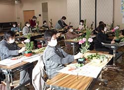 フラワーアレンジメントを楽しむ参加者