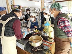 寄付品を前に