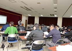 次年度の生産計画を確認する参加者