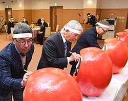 生産者代表がダルマに目を入れる