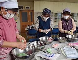まゆ玉をつくる助け合いの会のメンバー