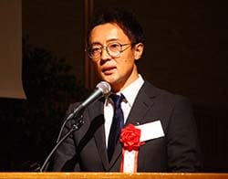 第74回日本酪農研究会で研究発表を行う五味英介さん（福岡県福岡市で）（八ヶ岳乳業株式会社より提供）