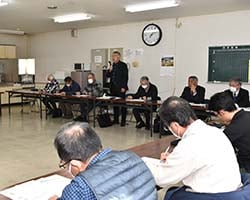 議事を進行する西牧部会長（中）