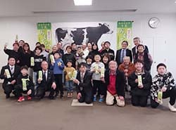 新年会に参加した生産者ら（長野県箕輪町で）