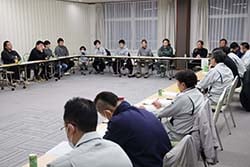 若手農家とJA職員が顔を合わせ、懇談を行った