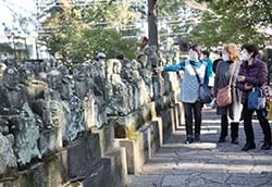 五百羅漢で石像を眺める部員