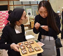 市田柿とあんぽ柿を試食する来店客（東京都渋谷区で）