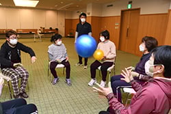 苗字を呼び合いながらボールを投げるゲームにチャレンジ