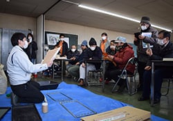 実演会で播種作業を確認する生産者（長野県南箕輪村で）