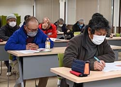真剣な表情で講習を受ける部会員