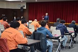 あいさつする西村組合長