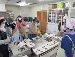 ケーキとクッキーを作る参加者