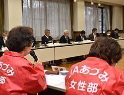 意見、要望を伝える女性部員（左）